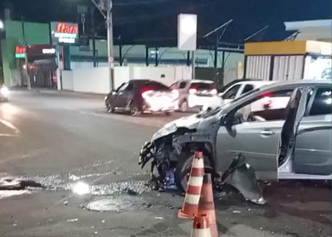 Motocicleta e automóvel ficaram completamente danificados após a colisão no cruzamento da avenida Deputado José Marcus Cherém (Foto/Divulgação)