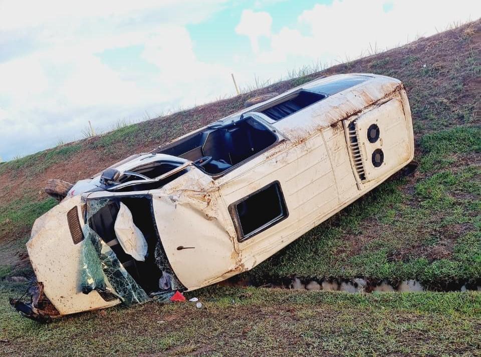 Micro-ônibus que transportava trabalhadores ficou destruído após capotar na ligação 724, na zona rural de Uberaba (Foto/Divulgação)