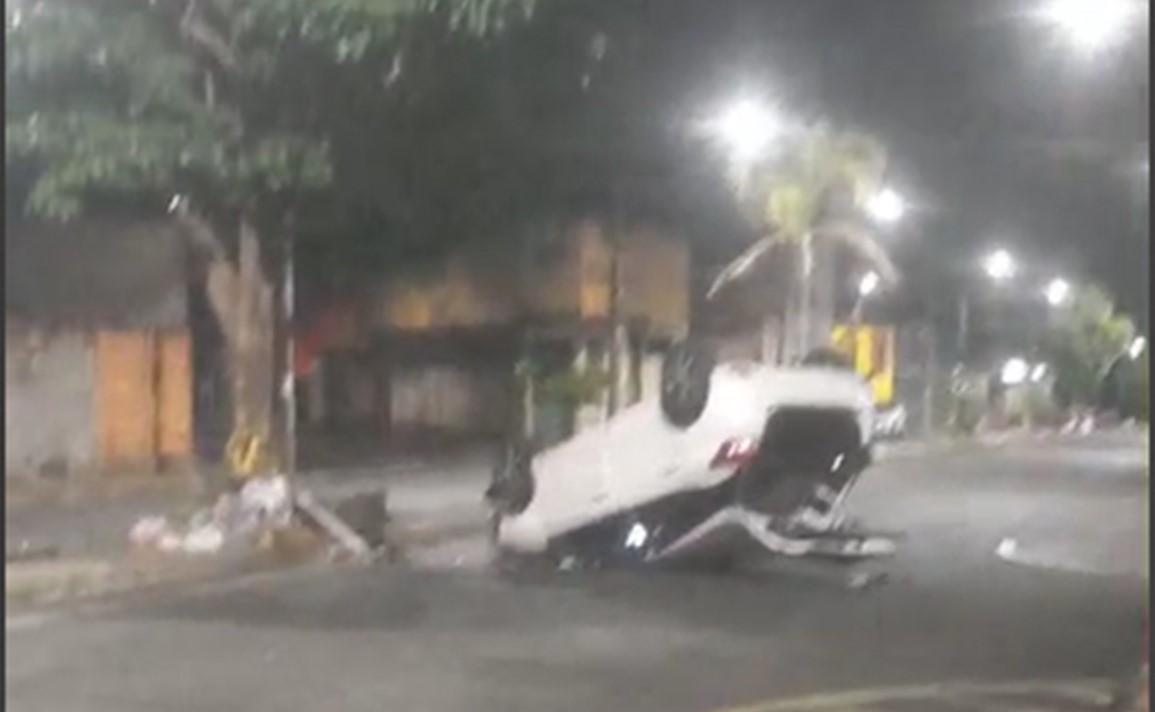 Veículo ficou com as rodas para cima ao colidir contra árvore no canteiro central da avenida Orlando Rodrigues da Cunha, no bairro Abadia (Foto/Divulgação)