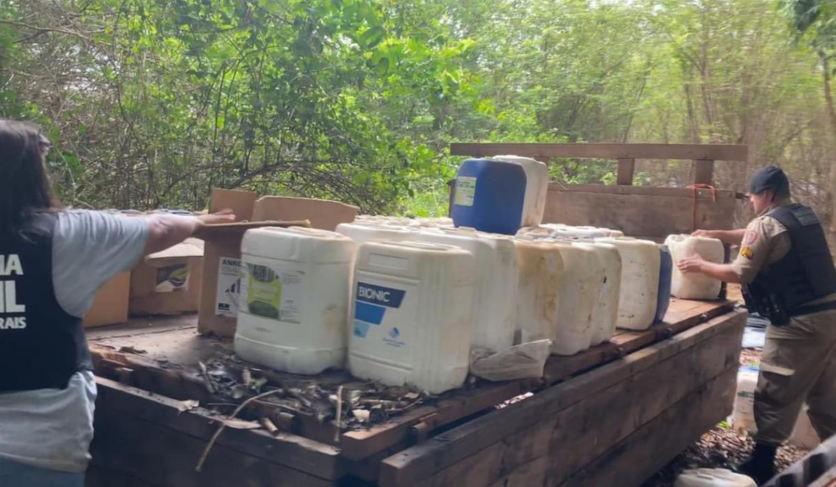 Policiais recolhem carga furtada localizada na Capelinha (Foto/Divulgação)