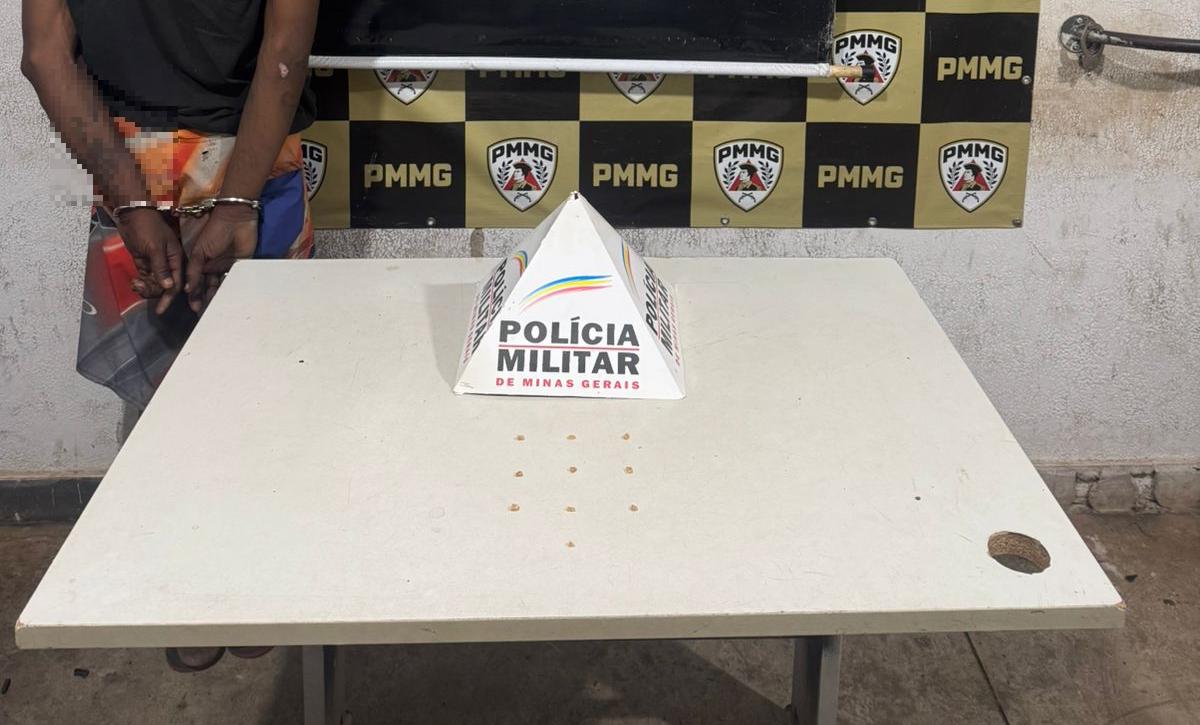 Com o suspeito, os policiais apreenderam 10 pedras de crack. (Foto/Divulgação/PMMG)