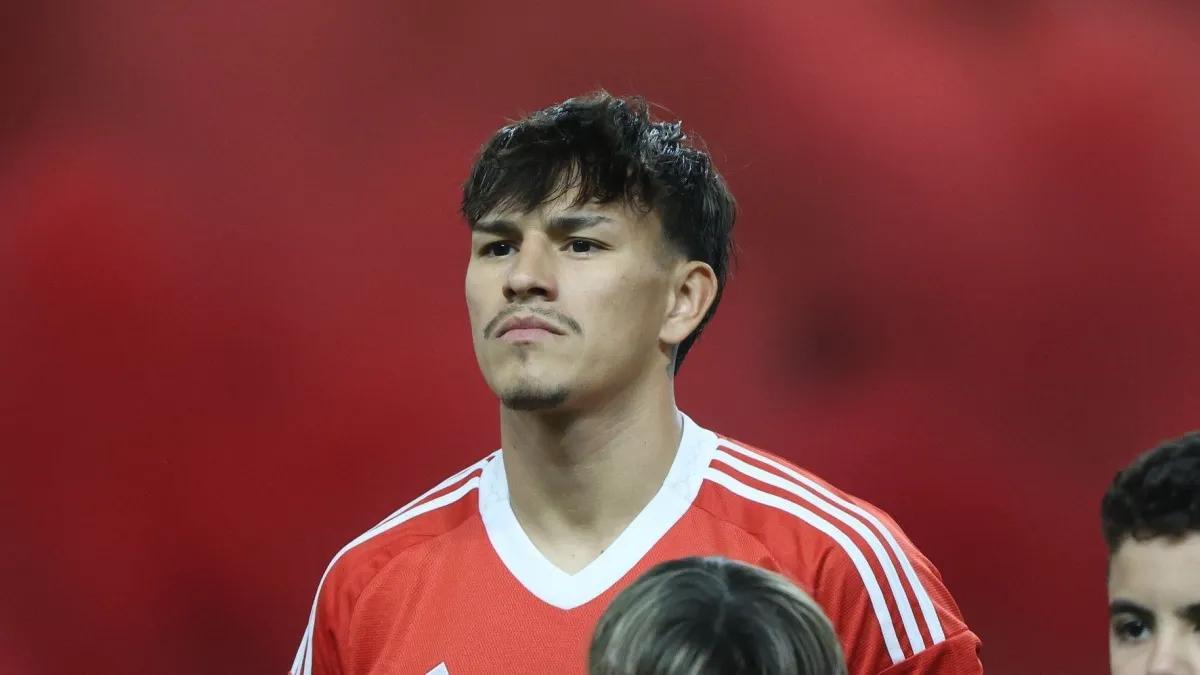 Lateral Bernabéi gera polêmica ao retirar o fone de repórter durante a comemoração no Beira-Rio (Foto/Ricardo Duarte/Internacional)