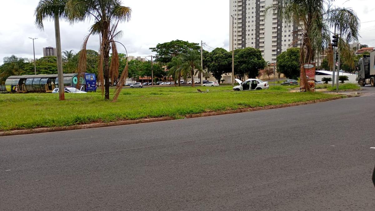 O carro sofreu danos generalizados, enquanto o ônibus teve danos menores. (Foto/Reprodução)