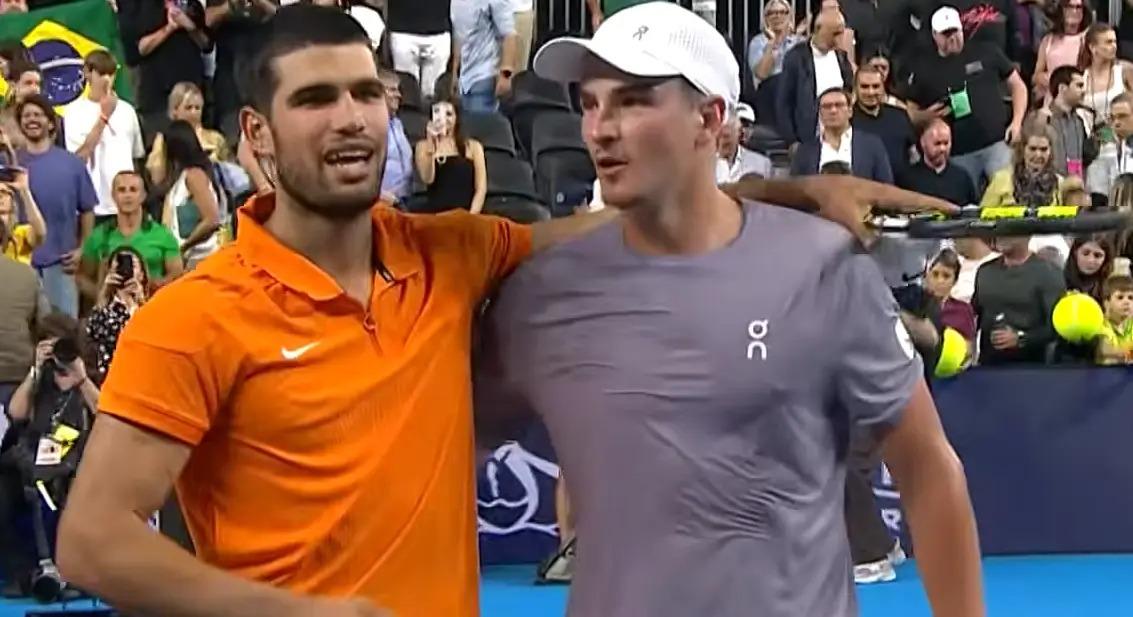João Fonseca, 19 anos leva jogo ao limite e empolga torcida em partida exibição na Flórida (Foto/Reprodução Sportv)
