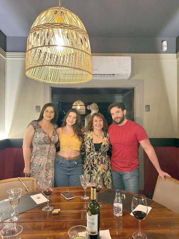 Aplausos calorosos para Raquel Borges de Moraes e sua mãe Karla Borges, pela defesa da tese Distúrbios Alimentares, que lhe valeu o título de Doutora em Psicologia pela USP de Ribeirão Preto no último dia 4 de dezembro. A merecida comemoração foi no domingo, no Bistrô Atelier. Na foto, Raquel com sua mãe Karla, o irmão Guilherme e a cunhada Priscila (Foto/Arquivo pessoal)