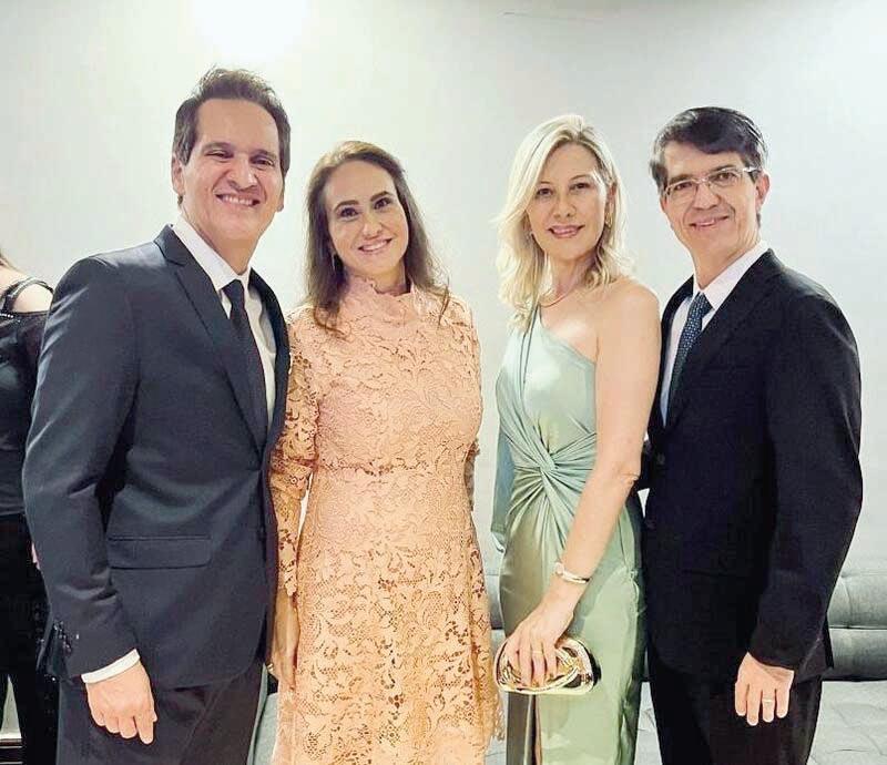 Dr. Djalma Abrão Junior - escolhido um dos dez melhores gestores na área de Segurança e Qualidade Hospitalar – com a esposa Juliana Bucchianeri e o presidente da Unimed Uberaba Reynaldo Miranda e esposa Célia (Foto/Arquivo pessoal)