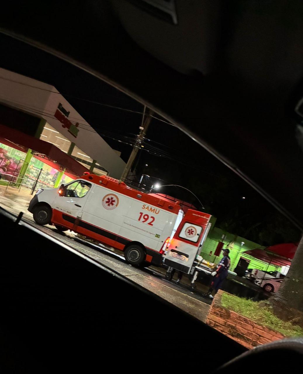 Equipes do Samu prestaram atendimento no local do atropelamento, na avenida Leopoldino de Oliveira; idoso sofreu fratura exposta na perna direita e foi encaminhado ao Hospital de Clínicas da UFTM (Foto/Divulgação)