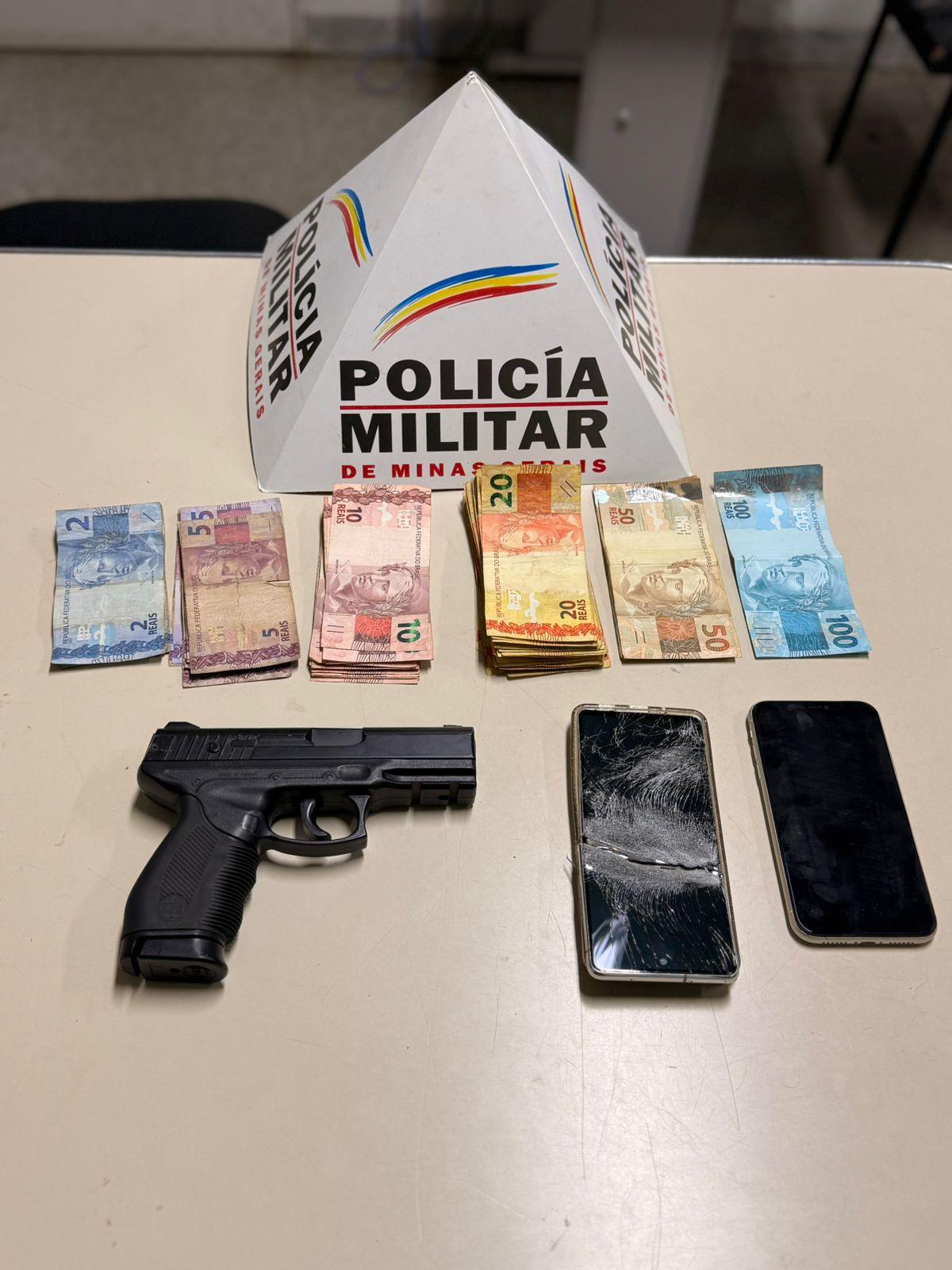 Nas buscas realizadas no imóvel a PM encontrou um simulacro de pistola, R$ 2.265,00 em espécie e dois celulares, sendo um deles destruído pelo próprio abordado. (Foto/Divulgação/PMMG)