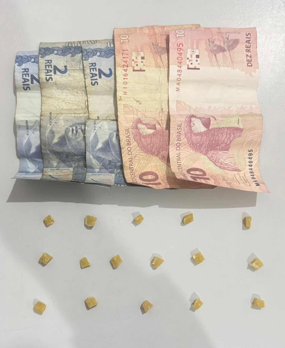 O cão de faro Osires, do GPCães, indicou um ponto de interesse no padrão de energia da casa, onde os militares encontraram 16 pedras de crack escondidas e R$26,00 em dinheiro. (Foto/Divulgação/PMMG)