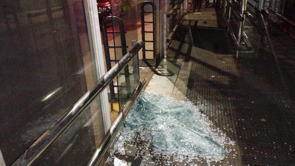 Porta de vidro recém-instalada é destruída durante ação de vandalismo na estação do BRT. (Foto/Divulgação/GCM)