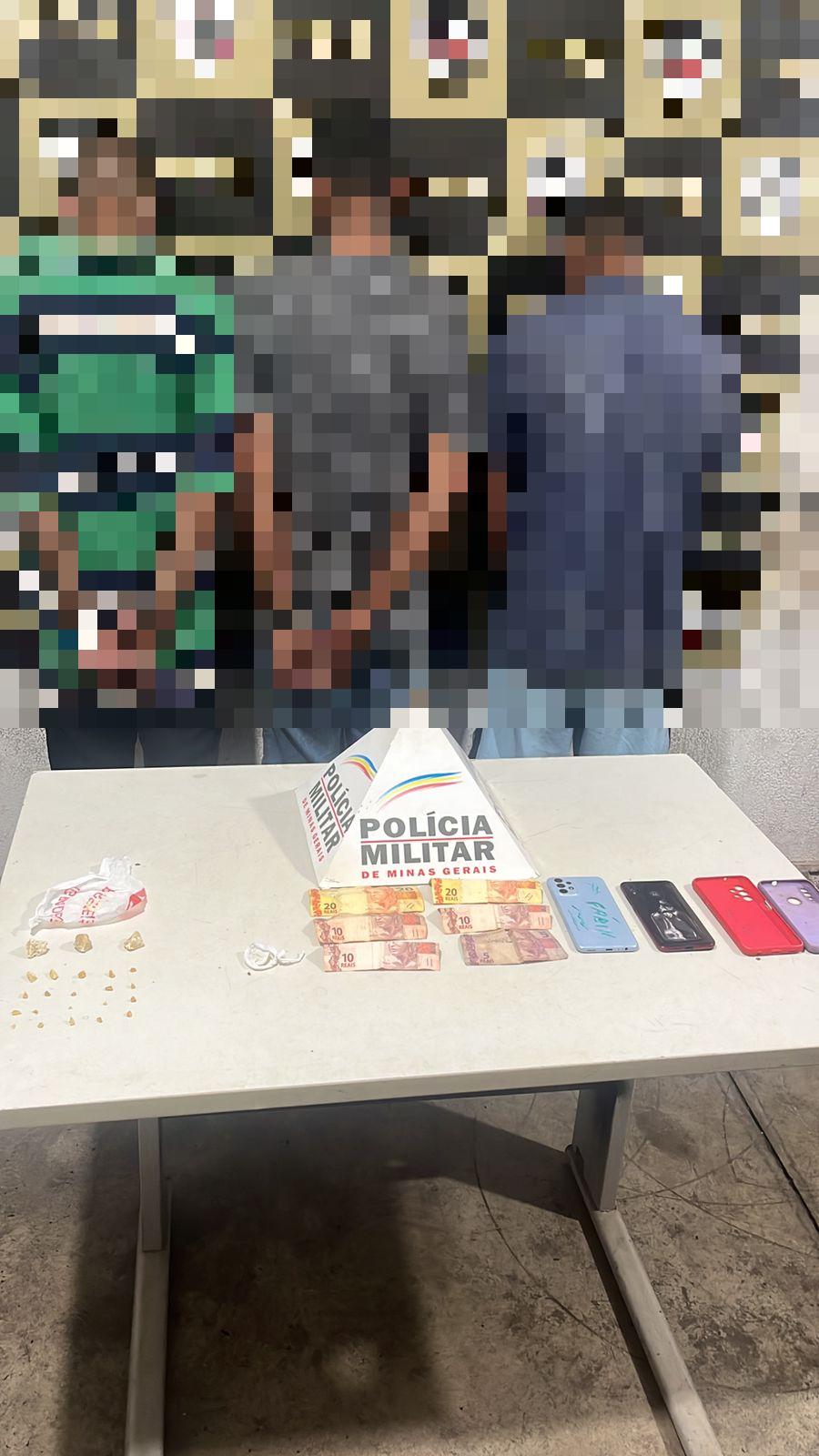 Materiais apreendidos pela PM incluíram pedras de crack, celulares e dinheiro em espécie. (Foto/Divulgação/PMMG)