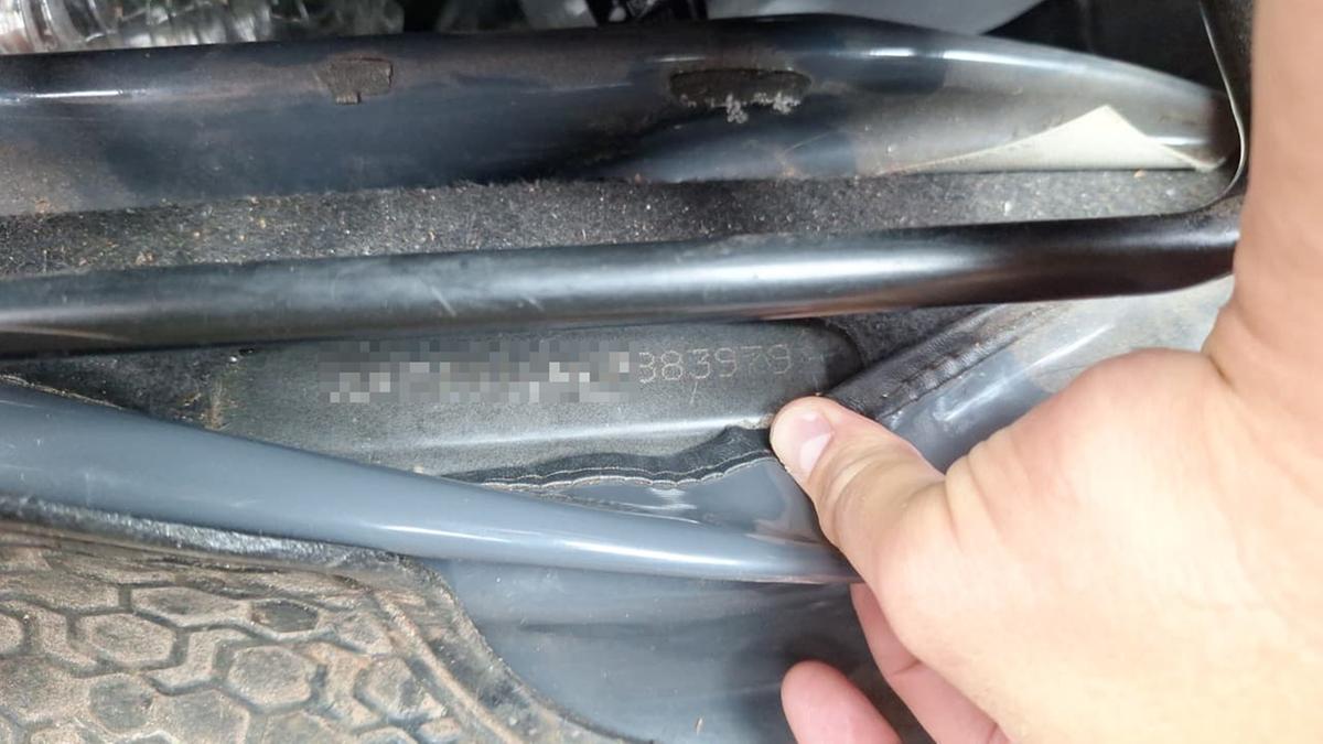 Veículo furtado e com sinais identificadores adulterados foi recuperado pela PM no bairro Abadia. (Foto/Divulgação/PMMG)