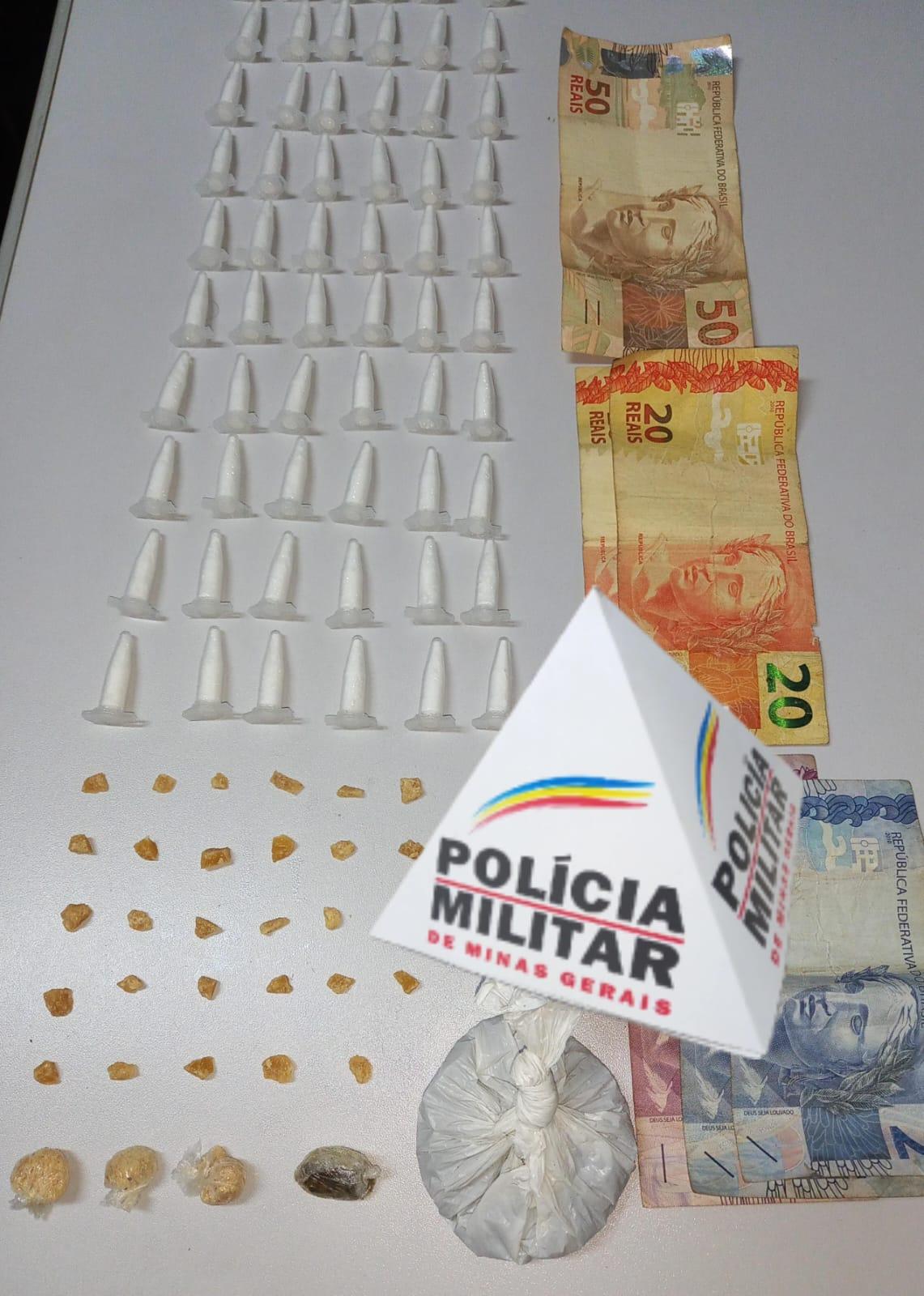 Drogas e dinheiro apreendidos pelo Tático Móvel durante ação no bairro Copacabana. (Foto/Divulgação/PMMG)