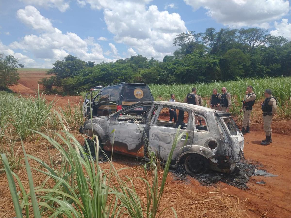 Carro carbonizado é achado em área isolada; ossada no interior reforça linha de investigação por assassinato. (Foto/Reprodução)
