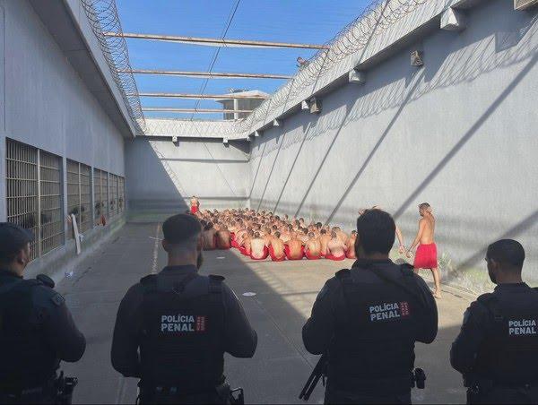 Policiais penais realizam revistas e transferências estratégicas durante a Operação Sinapse, deflagrada simultaneamente em unidades prisionais de Minas Gerais, incluindo Uberaba, com foco em presos ligados ao PCC (Foto/Divulgação)