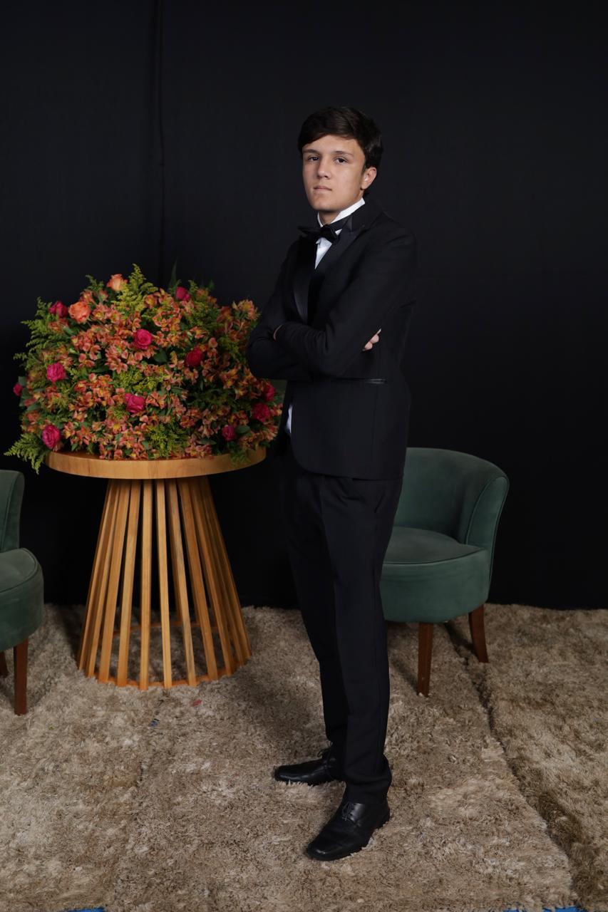 Paulo Victor Bizon acabou de celebrar a alegria de se formar no 9º ano, agora o ensino médio já é uma realidade (Foto/Arquivo pessoal)