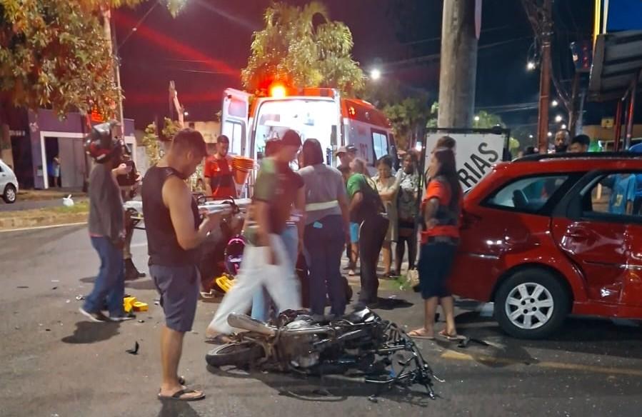 Motocicleta Honda CG Titan ficou com a roda dianteira arrancada após a colisão na avenida Djalma Castro Alves (Foto/Divulgação)