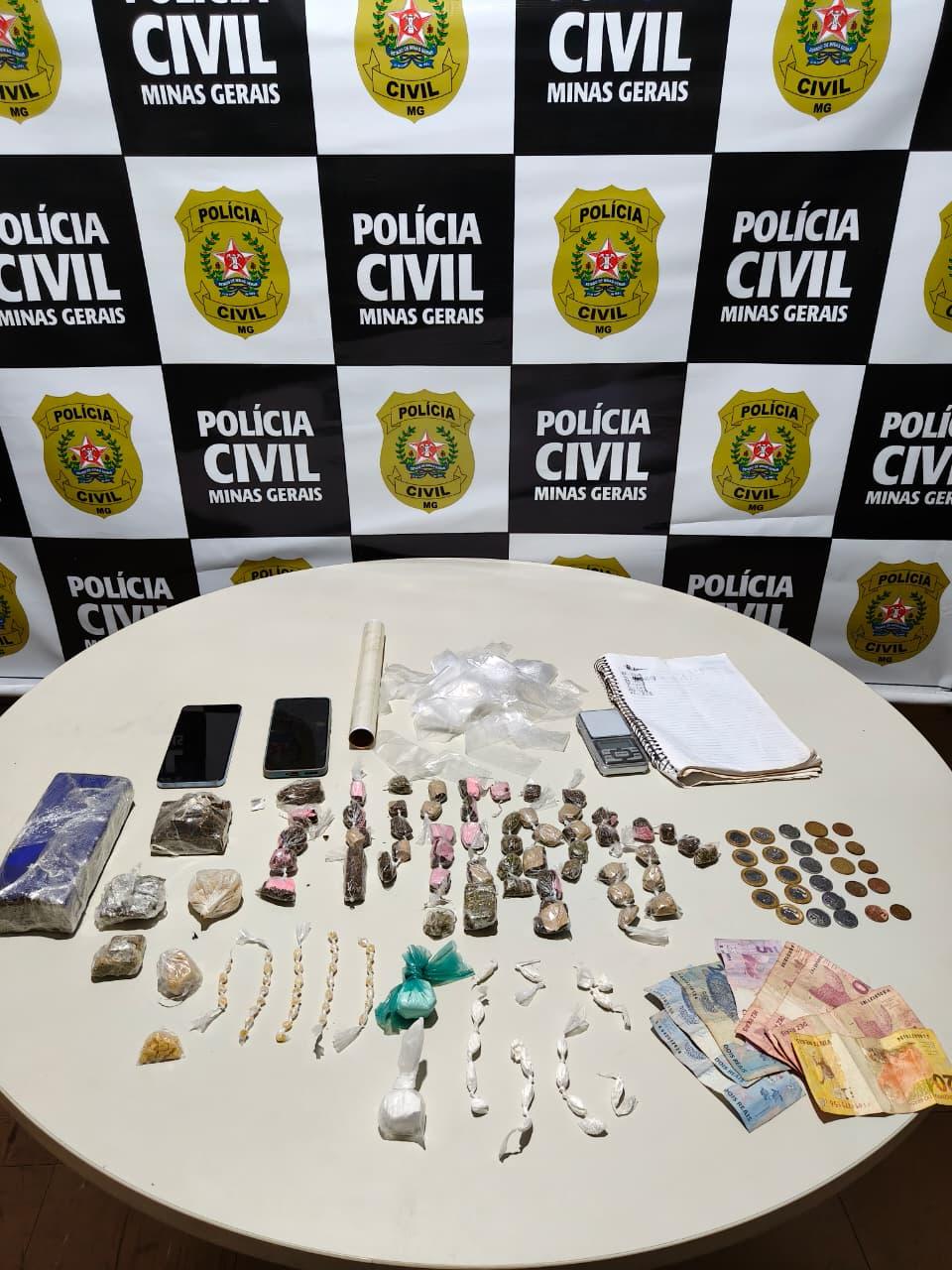 Tabletes e buchas de maconha, pedras de crack, papelotes de cocaína, balança de precisão, dinheiro e materiais usados no tráfico, apreendidos pela Polícia Civil em Delta (Foto/Divulgação)