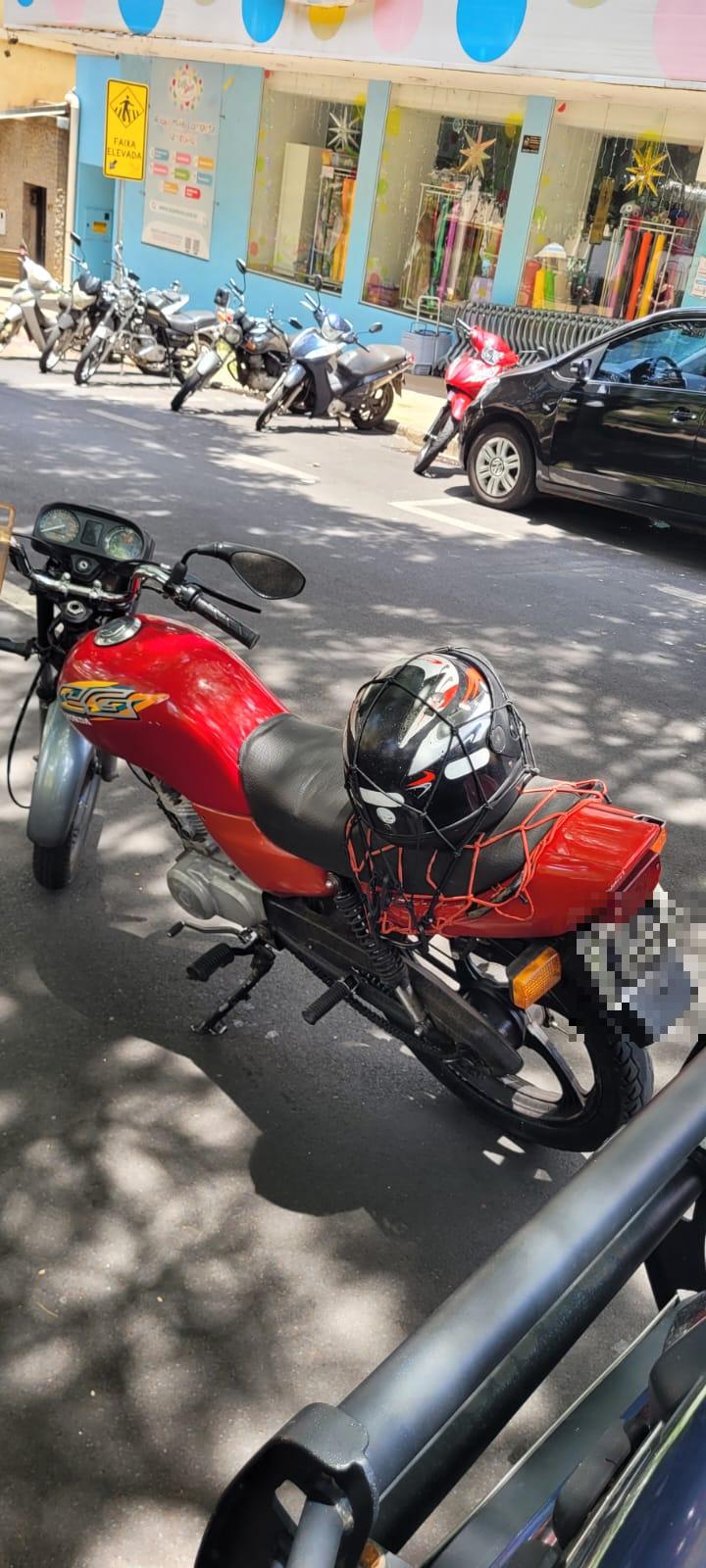 Motocicleta com placa adulterada foi apreendida pela Guarda Civil Municipal durante a Operação Natalina, na praça Rui Barbosa (Foto/Divulgação)
