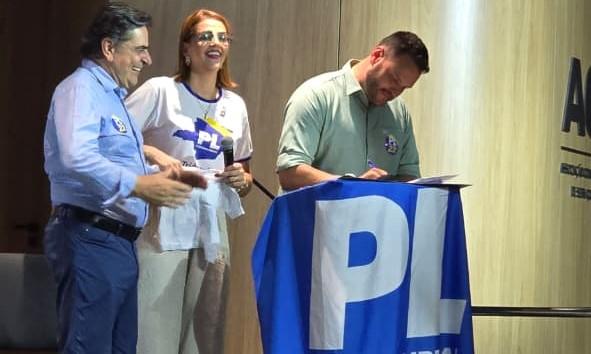 Líder da prefeita, vereador Cabo Diego Fabiano, assina ficha de filiação ao PL, acompanhado pela presidente do PL local, Ellen Miziara, e pelo presidente estadual, deputado Domingos Sávio (Foto/Luiz Gustavo Rezende)