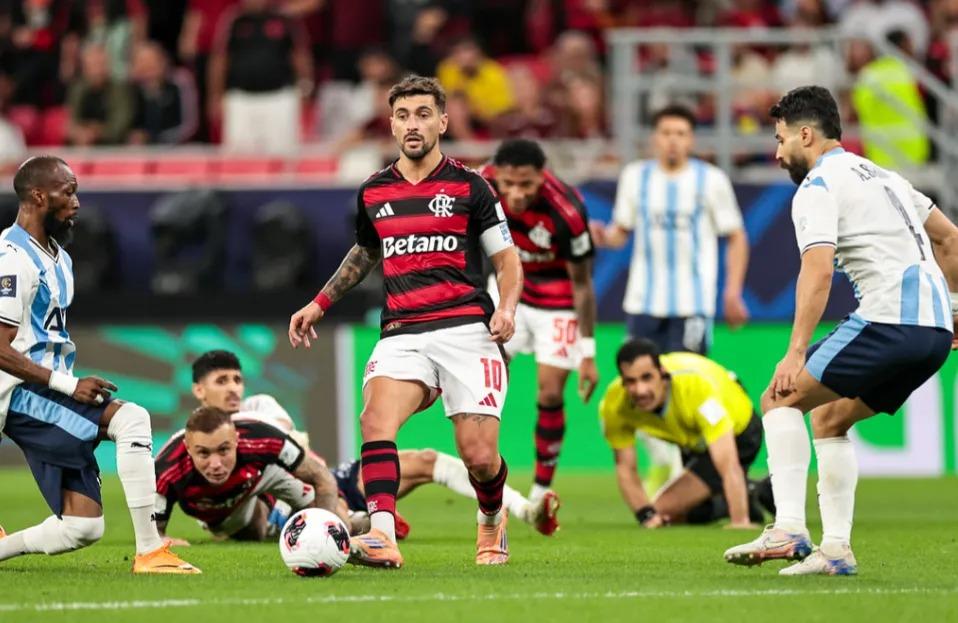 Pelo triunfo, o Flamengo teve direito a erguer mais um troféu, o da Copa Challenger, nome dado a essa fase semifinal (Foto/Reprodução)
