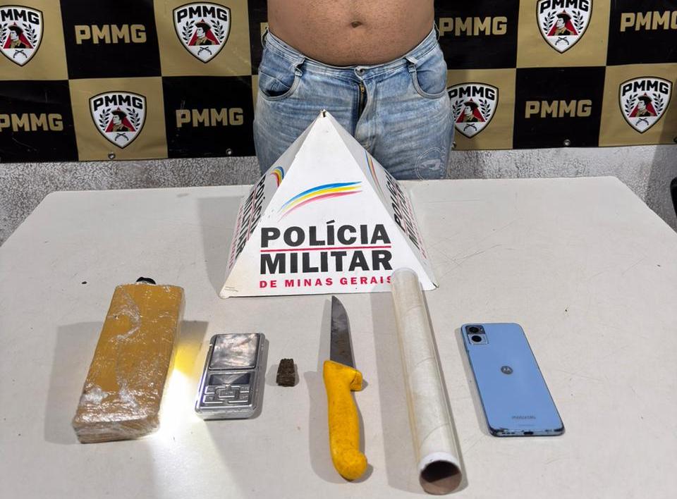 Material apreendido pela PM durante a operação: barra de maconha, balança de precisão, faca, papel filme e celular usados no tráfico de drogas no bairro Elza Amuí. (Foto/Divulgação/PMMG)