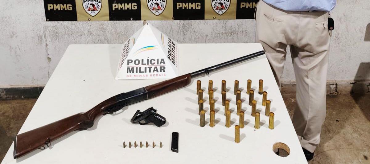 Armas de fogo e munições são apreendidas pela Polícia Militar durante operação do GEPAR no bairro Nossa Senhora da Abadia. (Foto/Divulgação/PMMG)