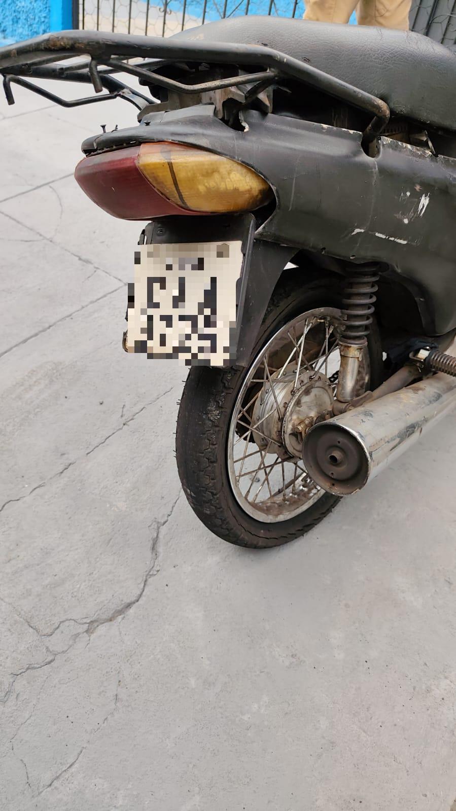 Motocicleta apreendida pela Polícia Militar durante operação do GEPAR no bairro Jardim América. (Foto/Divulgação/PMMG)