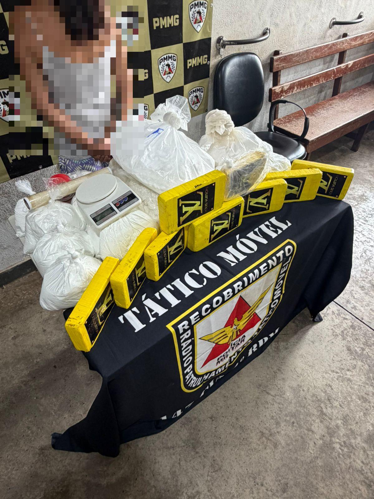 Cocaína de alto grau de pureza, balança de precisão e materiais usados no preparo da droga foram apreendidos durante a ação do Tático Móvel em Uberaba. (Foto/Divulgação/PMMG)