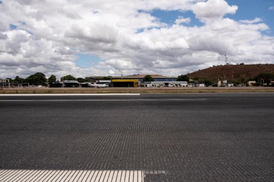 Aplicação de grooving feita na pista do aeroporto Cel Altino Machado em Governador Valadares (Foto/Lauro Uezono)