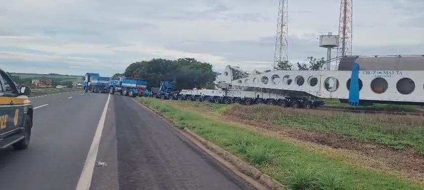 A previsão é de que a operação na BR-050 se estenda até terça-feira (16), quando está planejada a saída da super carga para a BR-262 (Foto/Reprodução)