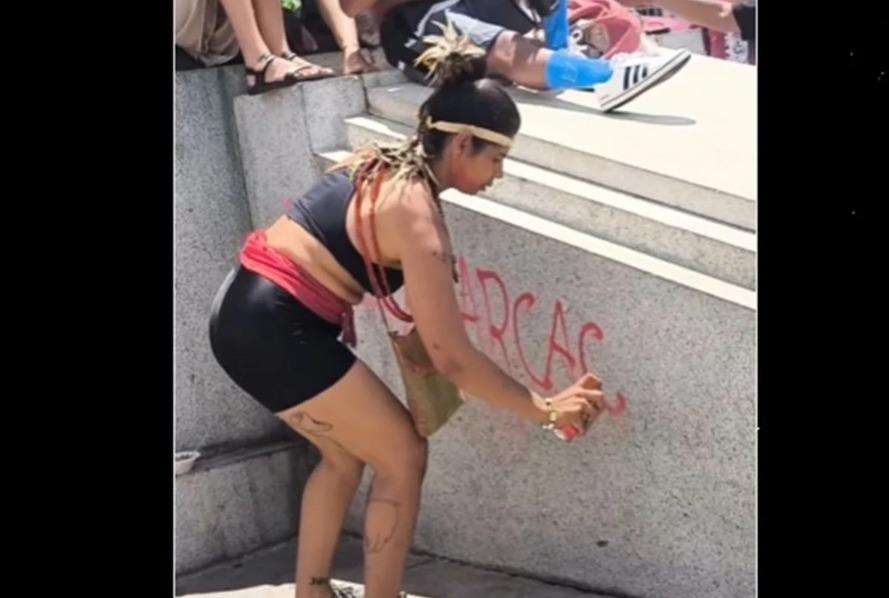 De acordo com a Guarda Civil Municipal, a mulher, identificada como Thabata Pinheiro Campos, foi flagrada por câmeras de monitoramento pichando a base do monumento com um spray vermelho, onde escreveu a frase “Brasil Terra Indígena” (Foto/Reprodução)