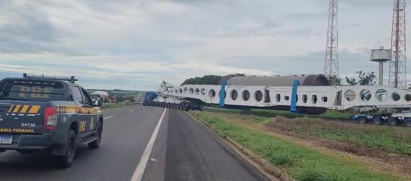 Super carga parada no km 156 da BR-050; operação será retomada amanhã às 8h30 (Foto/Reprodução)