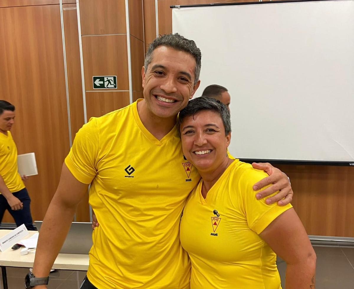 A analista Francielli e o árbitro Felipe Lima (Foto/Divulgação)