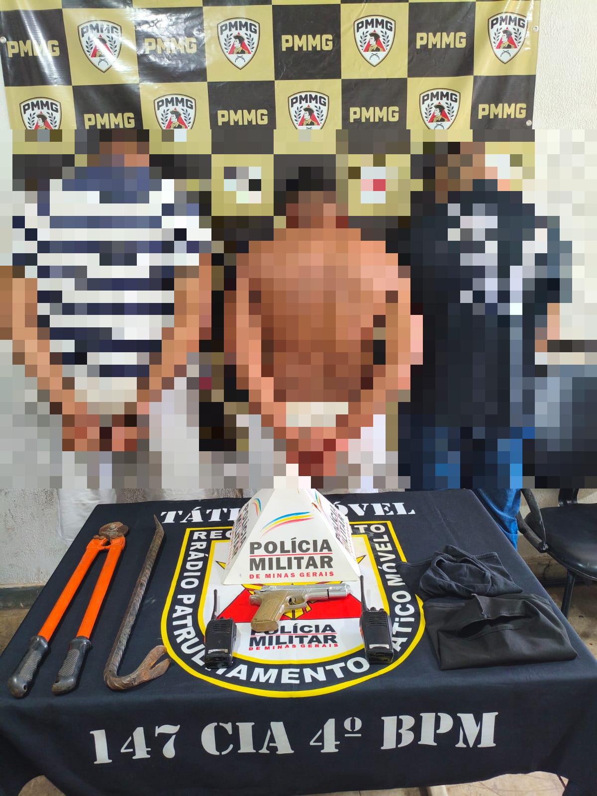 Materiais apreendidos pela Polícia Militar incluem carga de carne avaliada em R$ 100 mil, veículos, réplica de arma de fogo e ferramentas usadas no crime. (Foto/Divulgação/PMMG)