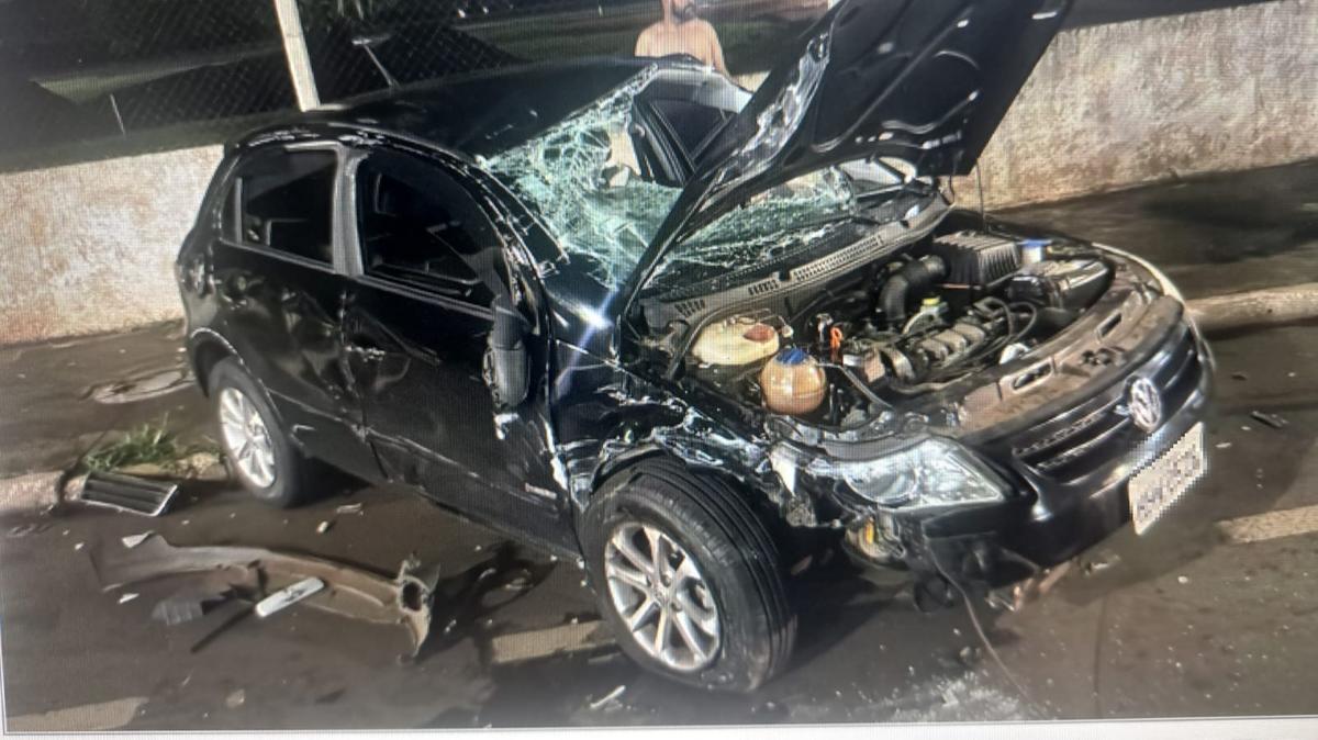 Chevrolet Onix ficou sobre a calçada após ser atingido por um VW/Gol que perdeu o controle na avenida Nenê Sabino. (Foto/Divulgação/PMMG)