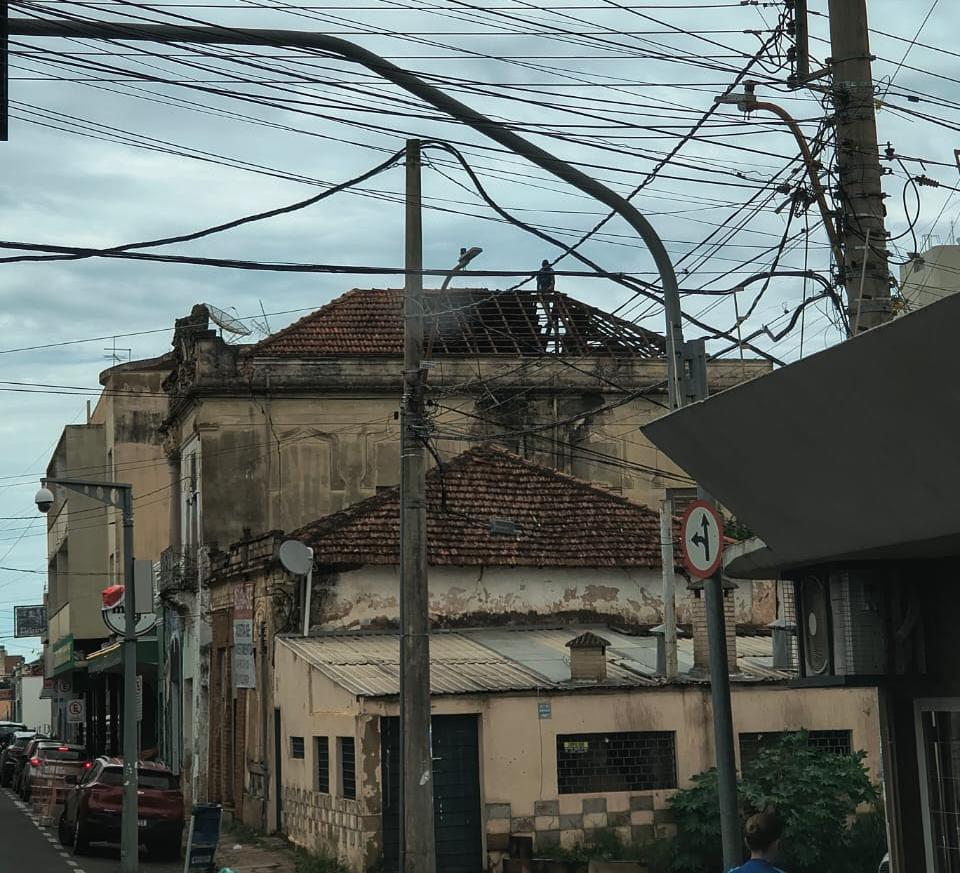 Imóvel histórico localizado em frente à Concha Acústica conhecido como "Casa do Bin Laden" teve a demolição iniciada na última semana; em imagem enviada à reportagem do Jornal da Manhã é possível perceber equipe trabalhando no telhado do local (Foto/Reprodução)