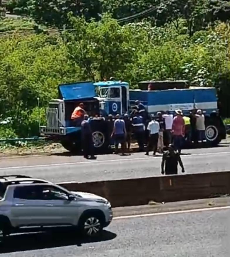 Segundo a PRF, não há previsão de retomada do transporte nesta terça-feira (16) (Foto/Reprodução)