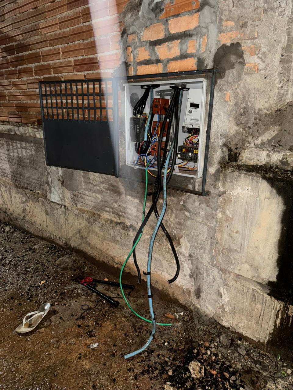 Cabos já haviam sido cortados quando o suspeito foi surpreendido durante patrulhamento. (Foto/Divulgação/PMMG)