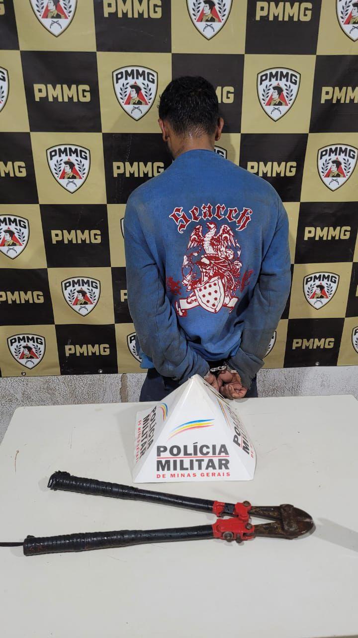 Alicate usado na ação foi apreendido após perseguição a pé. (Foto/Divulgação/PMMG)