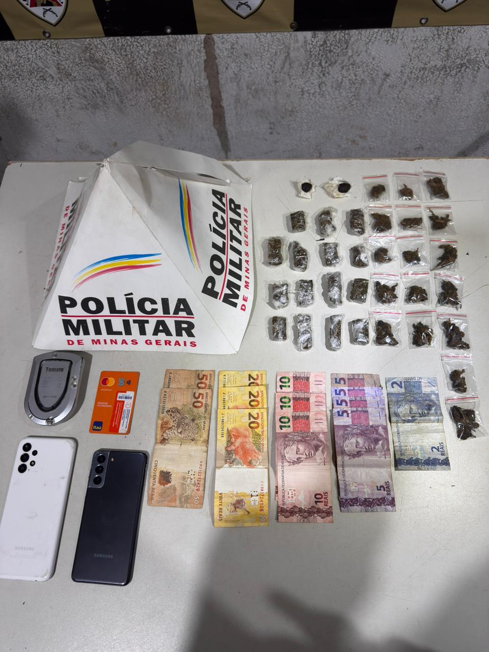 Suspeito confessou que vendia entorpecentes à noite “por ganância”, apesar de trabalhar durante o dia. (Foto/Divulgação/PMMG)