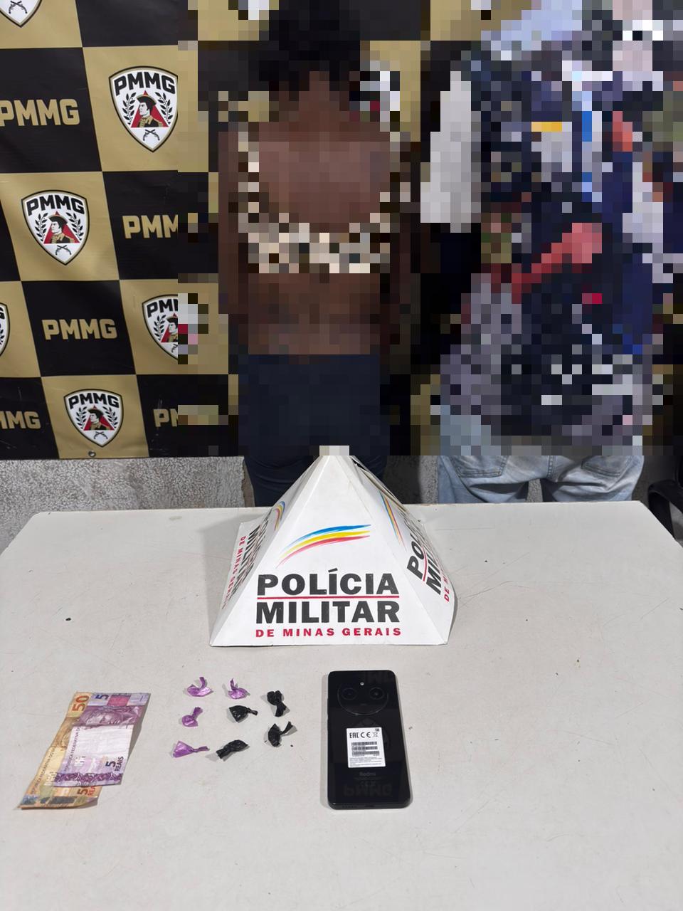 Entorpecentes e dinheiro foram apreendidos durante a ação da Polícia Militar. (Foto/Divulgação/PMMG)