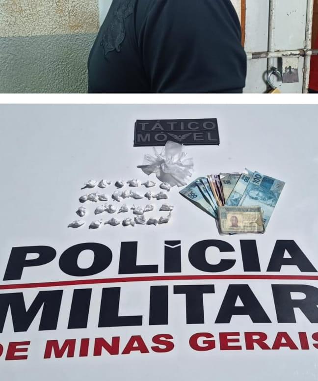Denúncia anônima leva a Polícia Militar a apreender drogas escondidas em cano de PVC durante operação no bairro Chica Ferreira. (Foto/Divulgação/PMMG)