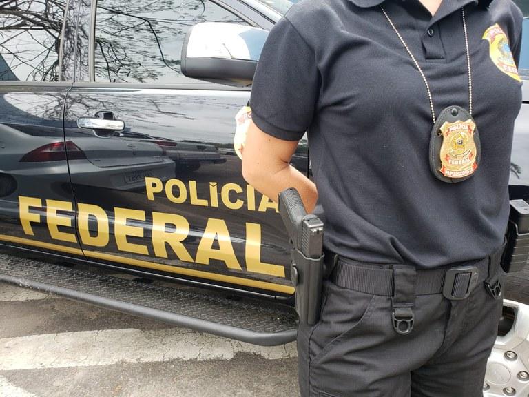 Os policiais apreenderam uma réplica de arma de fogo, uma carteira falsa de policial federal e três celulares (Foto/Ilustrativa)