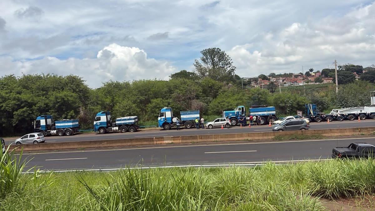 O fluxo de veículos na rodovia segue liberado, mas a PRF reforça a necessidade de atenção redobrada dos motoristas, especialmente na região do trevo, devido à presença de curiosos e às manobras da operação (Foto/Reprodução)
