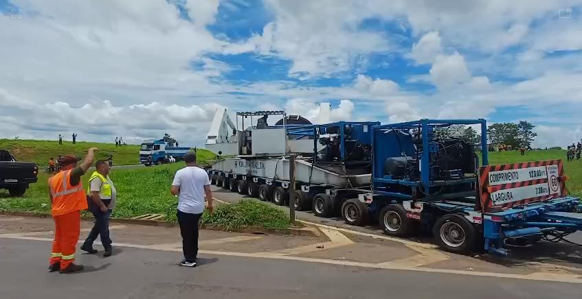 Comboio segue pela BR-262 em direção a Itumbiara (GO), dando sequência à operação de transporte da carga superdimensionada. (Foto/Reprodução)