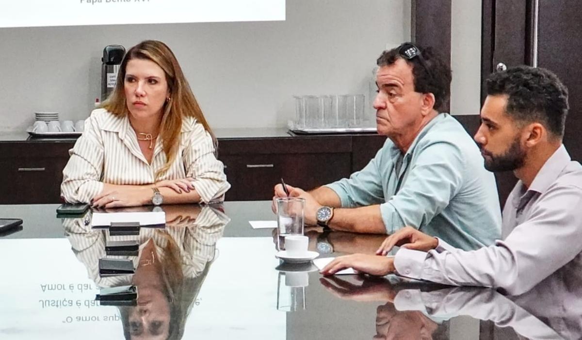 Todos muito sérios durante as conversas em Gabinete (Foto/Divulgação)