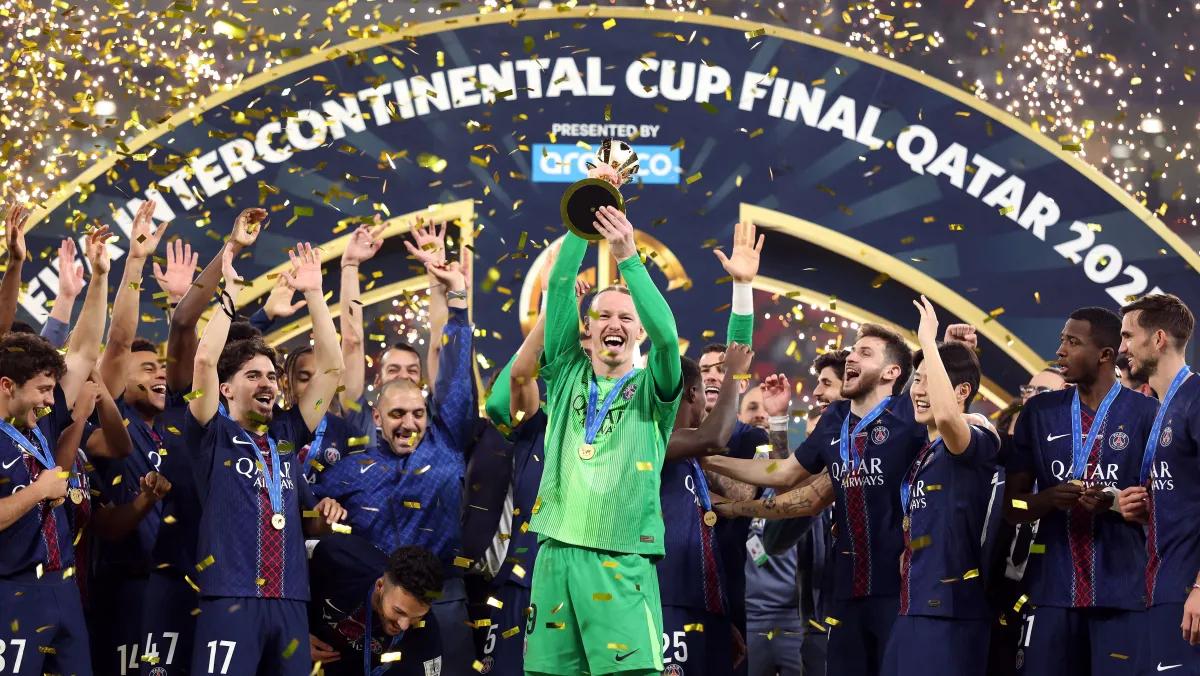 Goleiro russo Safonov levanta o troféu da Copa Intercontinental de 2025, vencida pelo PSG contra o Flamengo. (Foto/Reprodução)