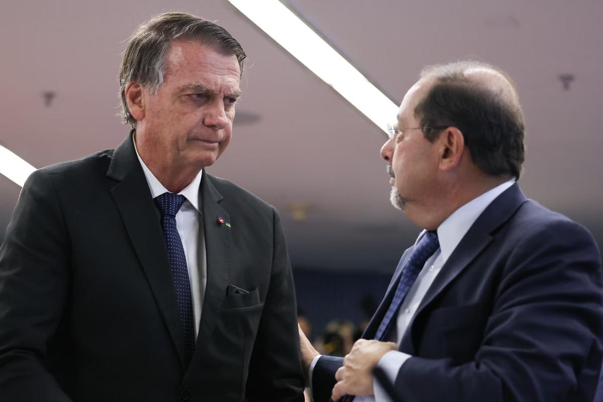 Jair Bolsonaro (esq) em conversa com Celso Vilardi, advogado responsável pela sua defesa (Foto/Ton Molina/STF)