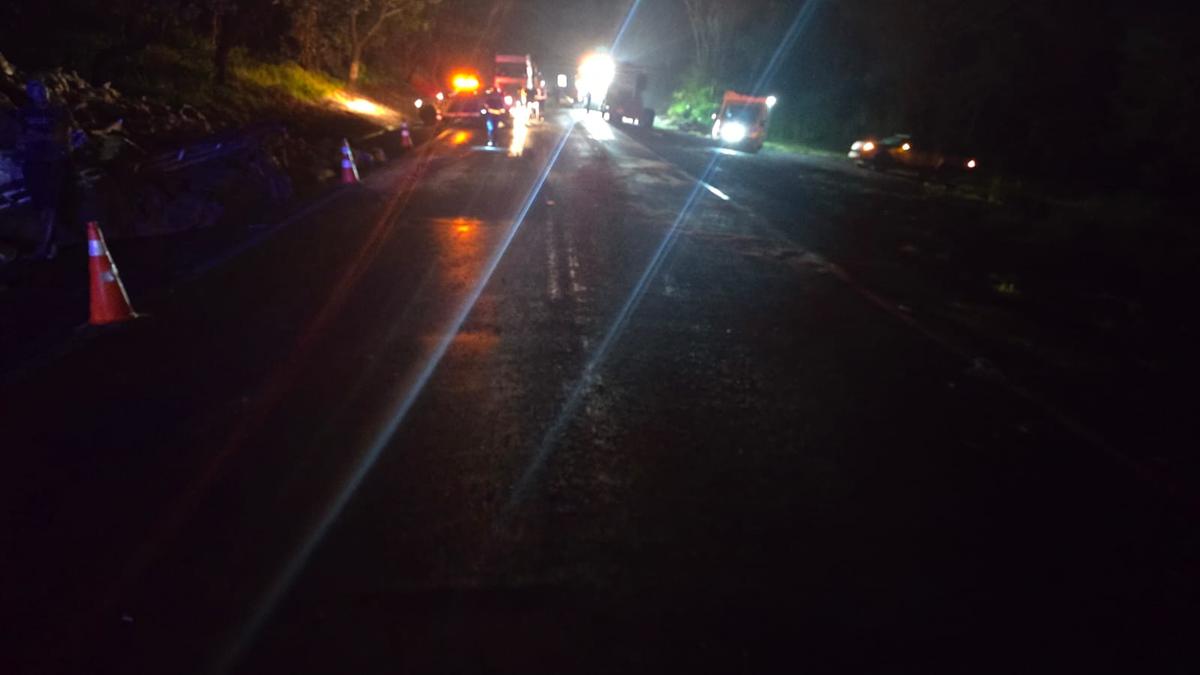 Acidente envolvendo dois caminhões e um carro interditou a BR-262, em Uberaba, na noite de quinta-feira (18), provocando cerca de seis quilômetros de congestionamento. (Foto/Divulgação/PRF)
